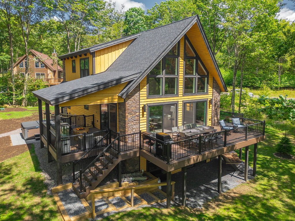 Aerial view of the Eagle's Perch chalet showing the wraparound deck, hot tub and the hardwoods surrounding it